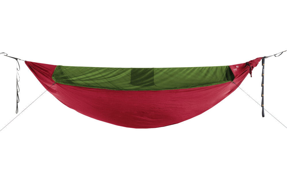 Freigestellte PRO HAMMOCK in Rot mit grünem Moskitonetz, integriertem Packsack und rundem Logo.
