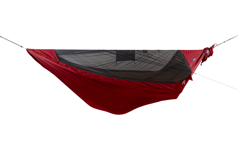 Freigestellte PRO HAMMOCK in kräftigem Rot mit integriertem Moskitonetz, angenähtem Packsack und rundem Markenlogo am Ende der Aufhängung.