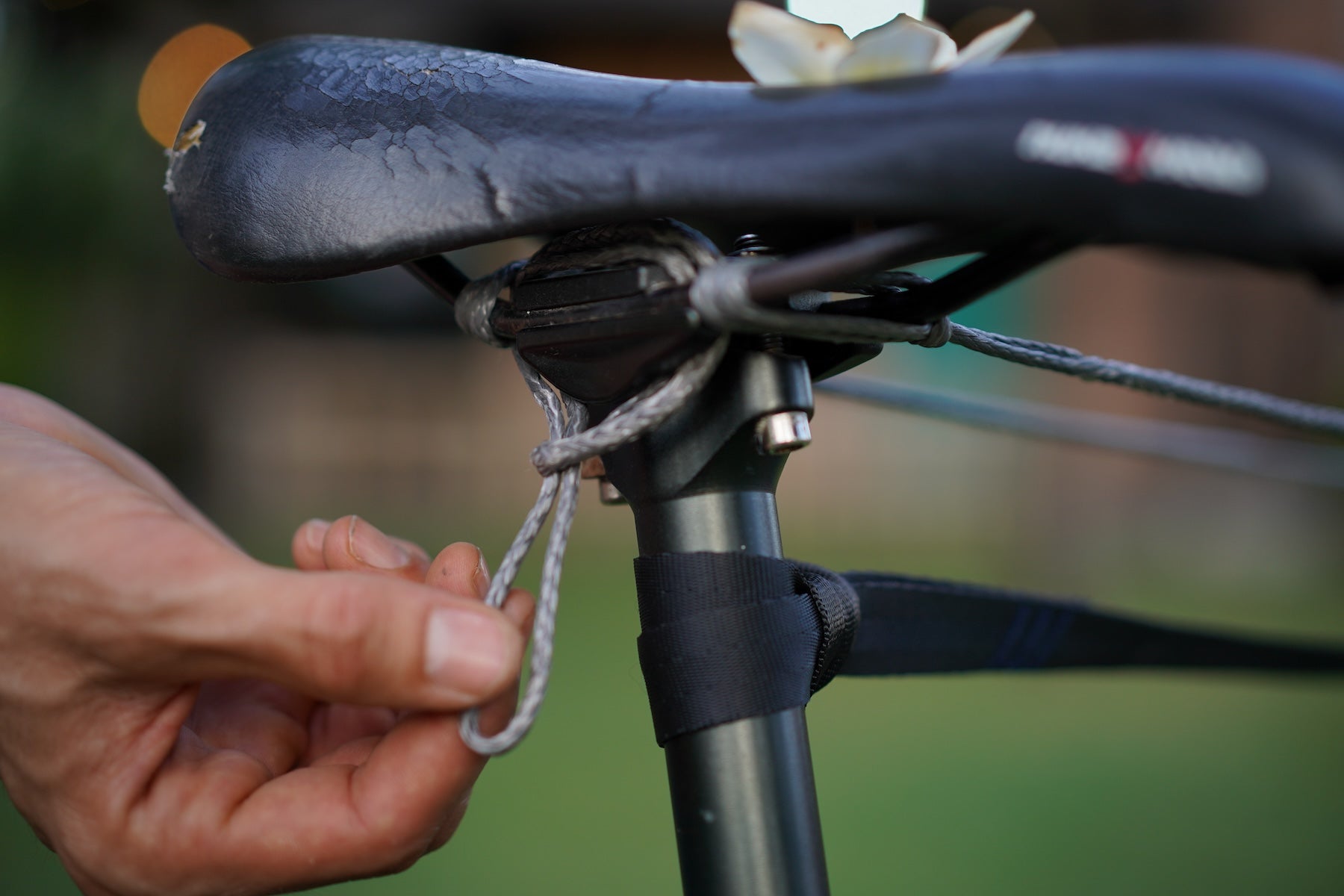 Detailaufnahme der Befestigung des 2nd Tree Kits an einem Fahrradsattel.