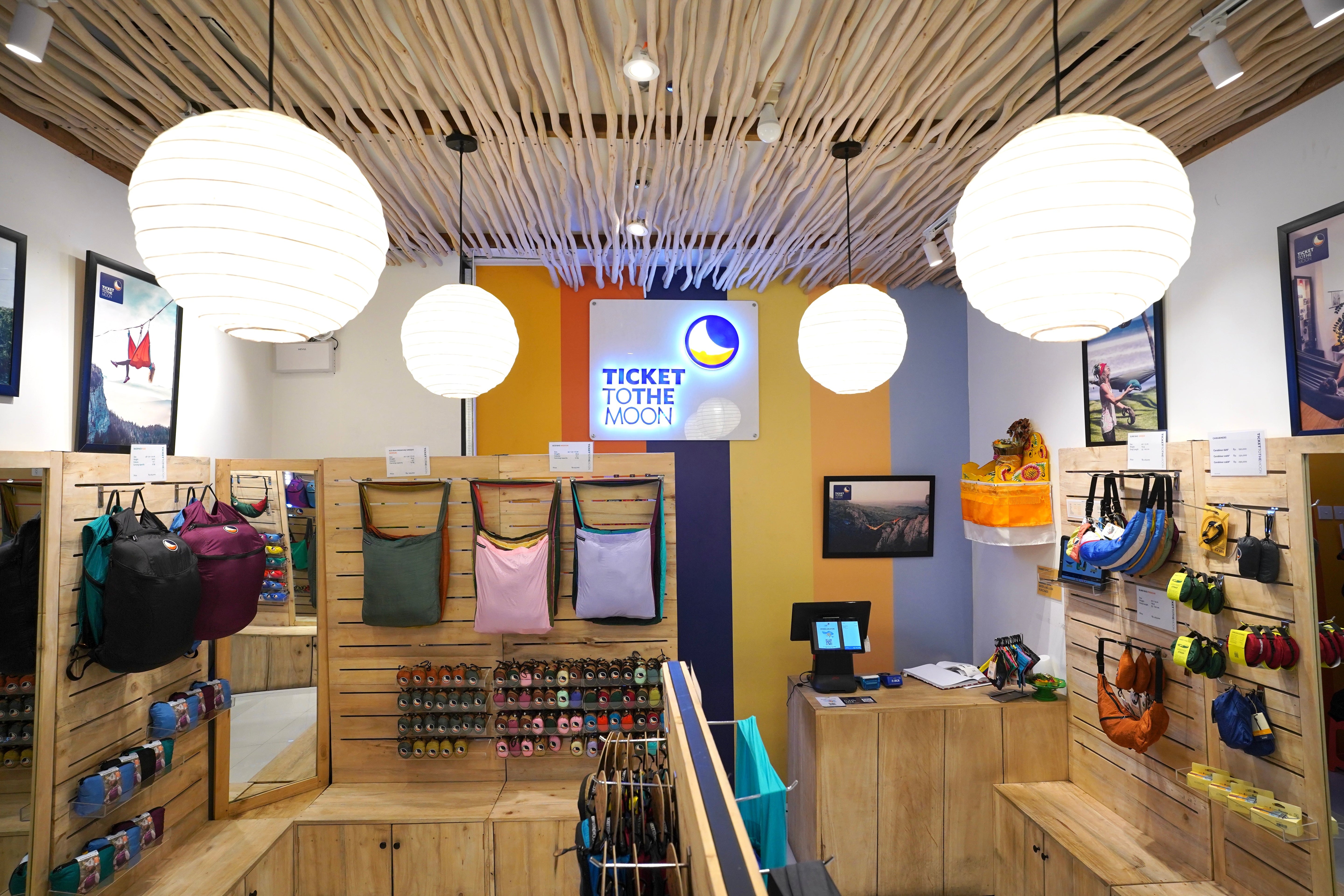 Innenansicht eines Ticket to the Moon Shops in Bali/Sanur mit bunten Hängematten, Taschen und Accessoires – gemütliches, naturinspiriertes Ladenambiente mit Holzelementen und Hängelampen.