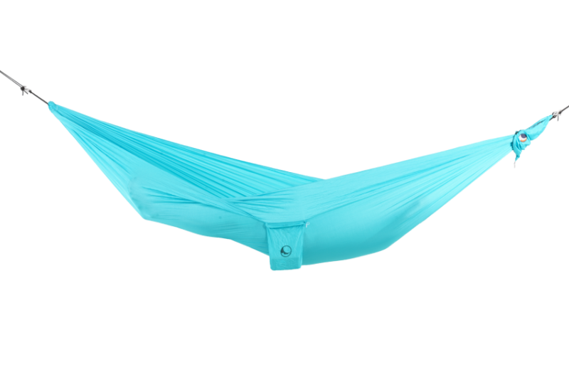 Freigestellte TRAVEL HAMMOCK COMPACT in Türkis mit angenähter Seitentasche und rundem Logo.
