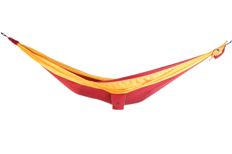 Freigestellte TRAVEL HAMMOCK Honeymoon in Gelb und Rot – extragroße Hängematte für Paare oder entspannte Momente in der Natur.