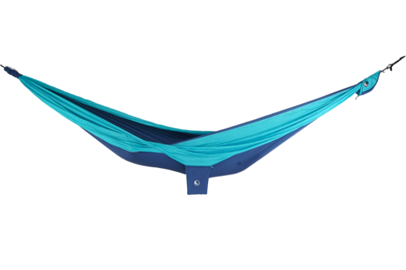 Freigestellte TRAVEL HAMMOCK Honeymoon in Türkis und Blau – geräumige Hängematte für Paare oder maximalen Komfort unterwegs.