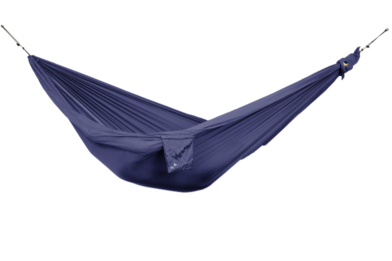 Freigestellte TRAVEL HAMMOCK KING SIZE in Navy Blue mit angenähter Seitentasche und Logo am Endstück.