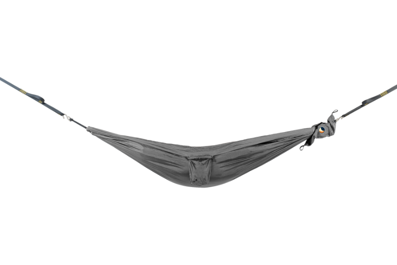 Freigestellte TRAVEL HAMMOCK MINI in grau.