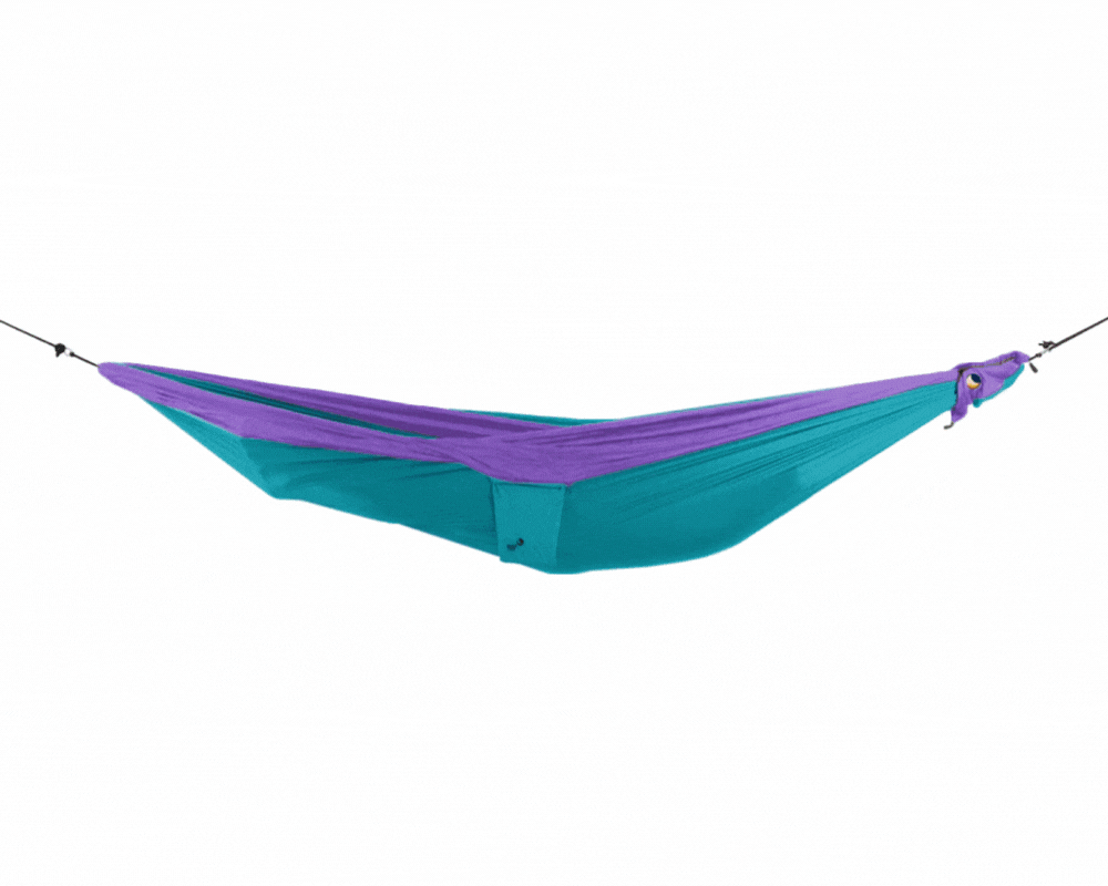 Freigestellte TRAVEL HAMMOCK ORIGINAL, repräsentiert die individuell gestaltbare UNIQUE-Variante mit wechselnden Farbtönen.