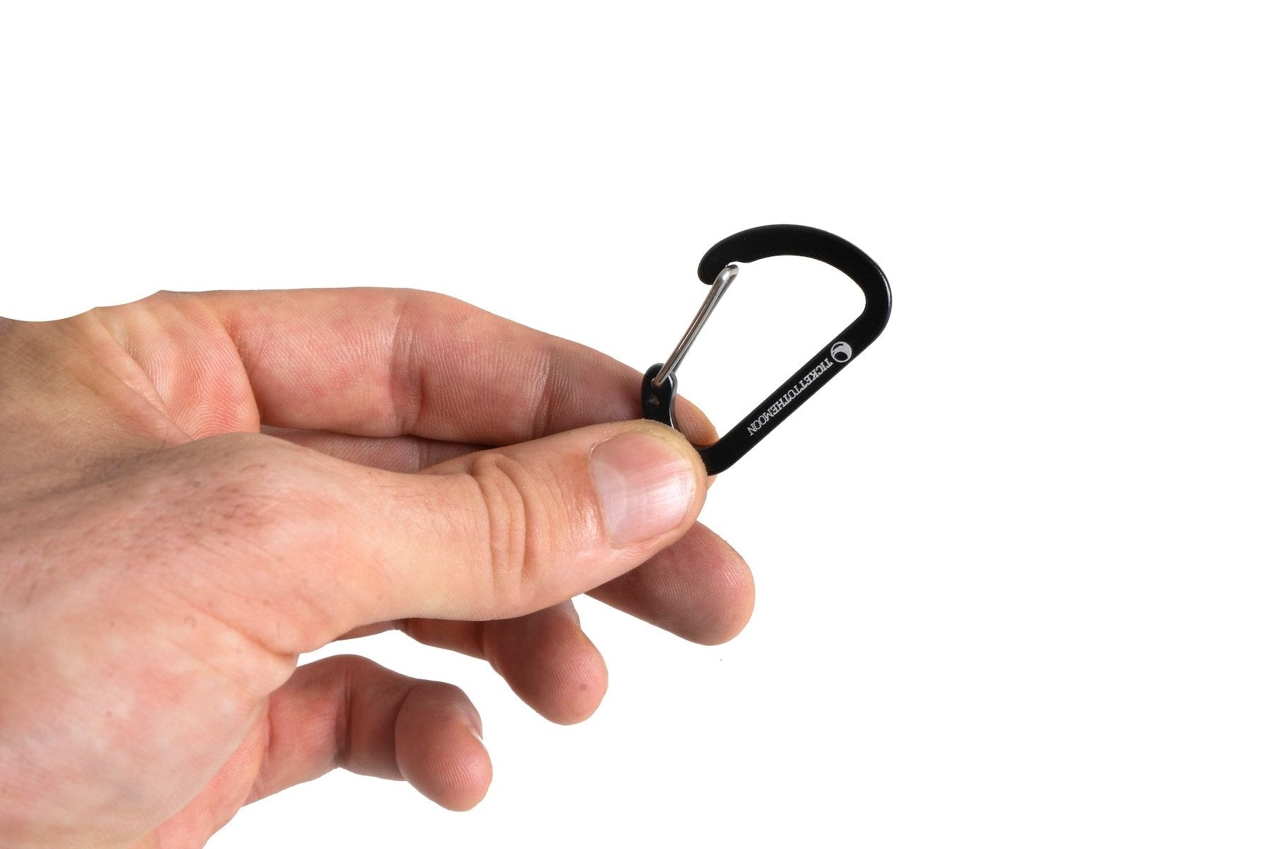Kleine schwarze Accessory-Karabiner von Ticket to the Moon wird mit zwei Fingern gehalten