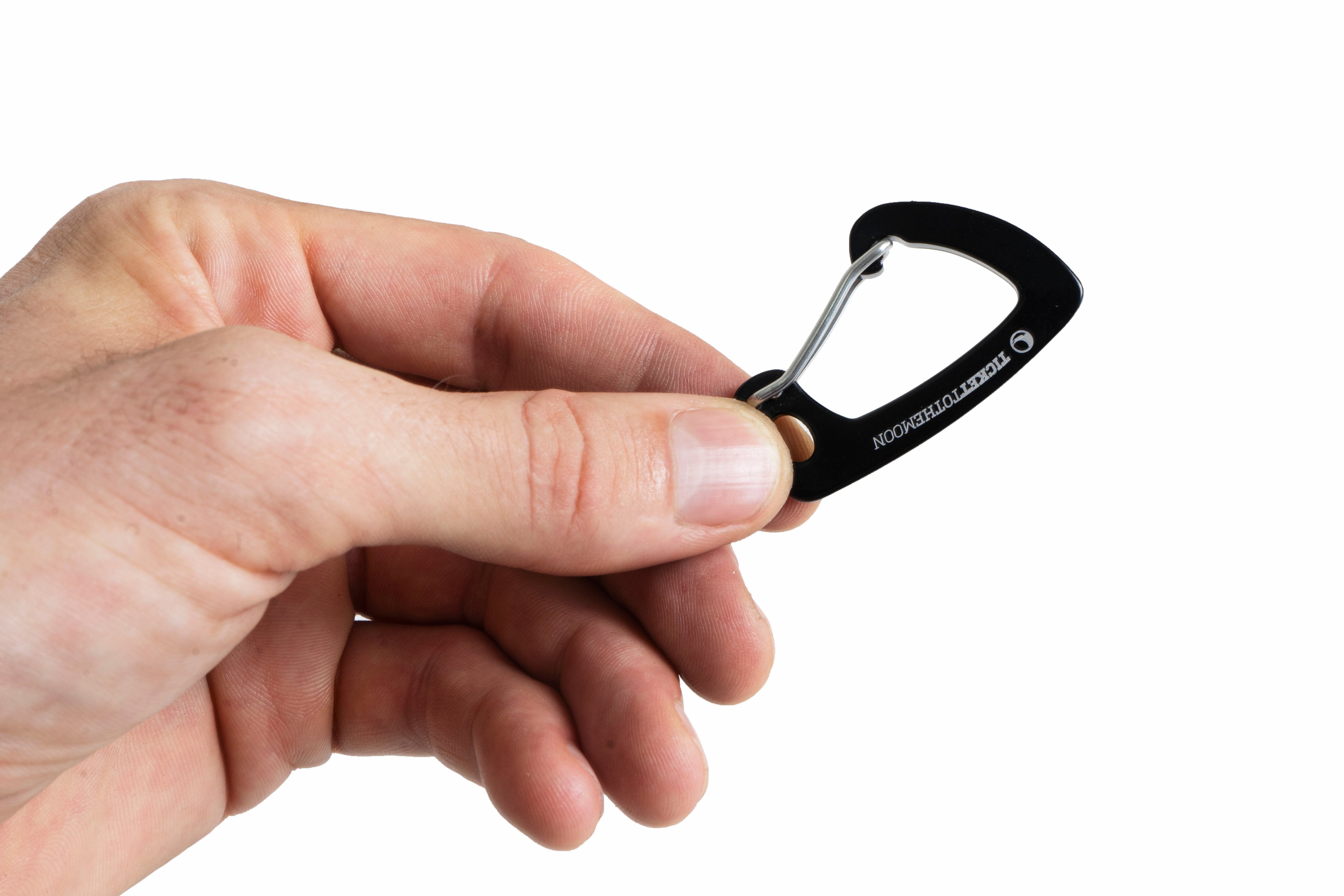Kleiner schwarzer Accessory-Karabiner von Ticket to the Moon wird mit zwei Fingern gehalten