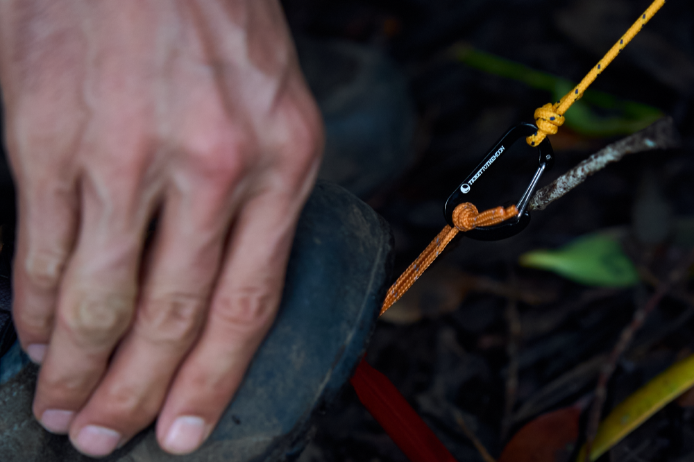 TTTM Karabiner in der Outdoor-Anwendung – befestigt mit Seil und Schlaufe beim Camping im Wald