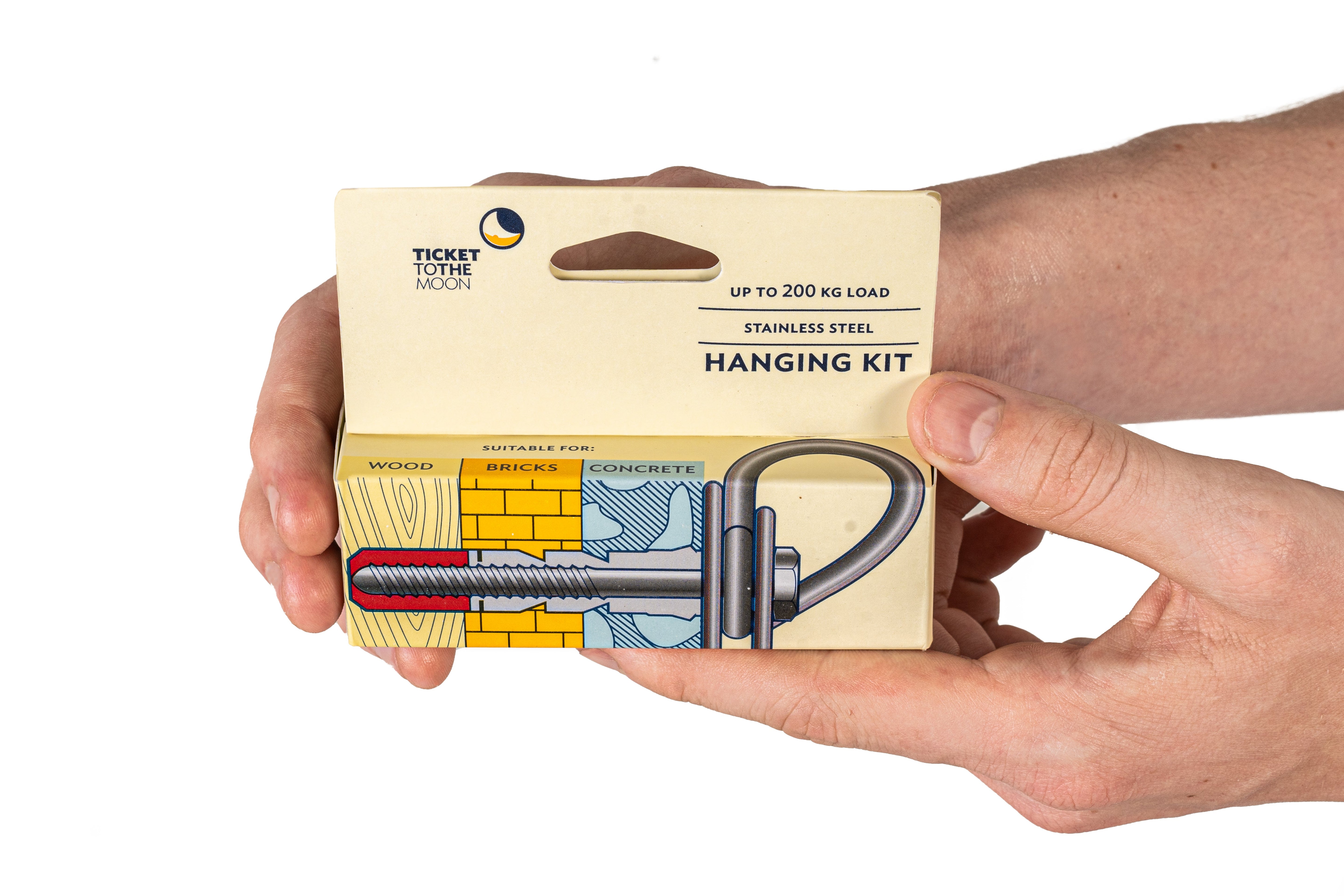 Ticket to the Moon Hanging Kit in Verpackung, gehalten von zwei Händen, geeignet für Holz, Ziegel und Beton bis 200 kg Traglast