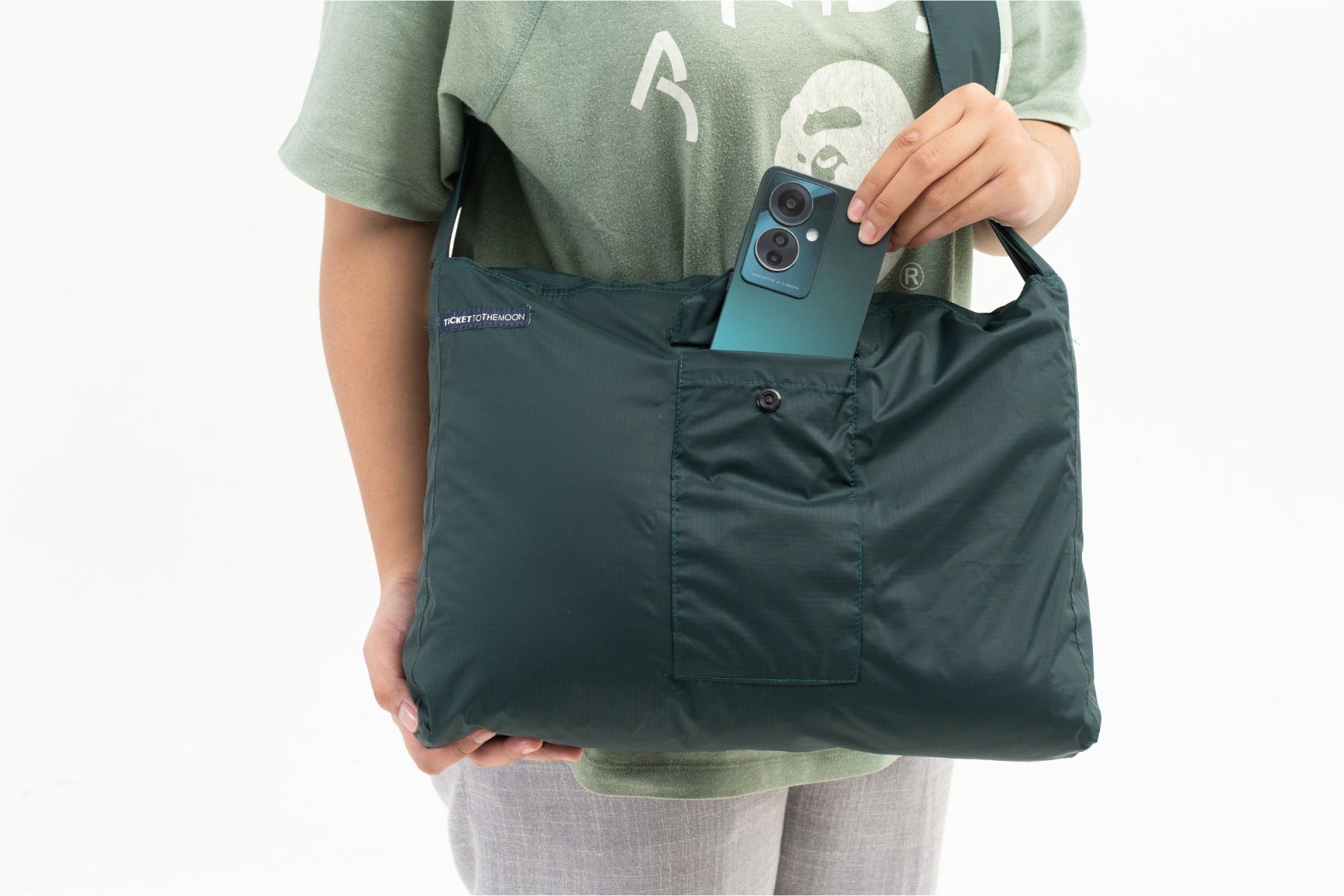 ZIPPER BAG 10L - Shoulder bag with zipper made of water-repellent material